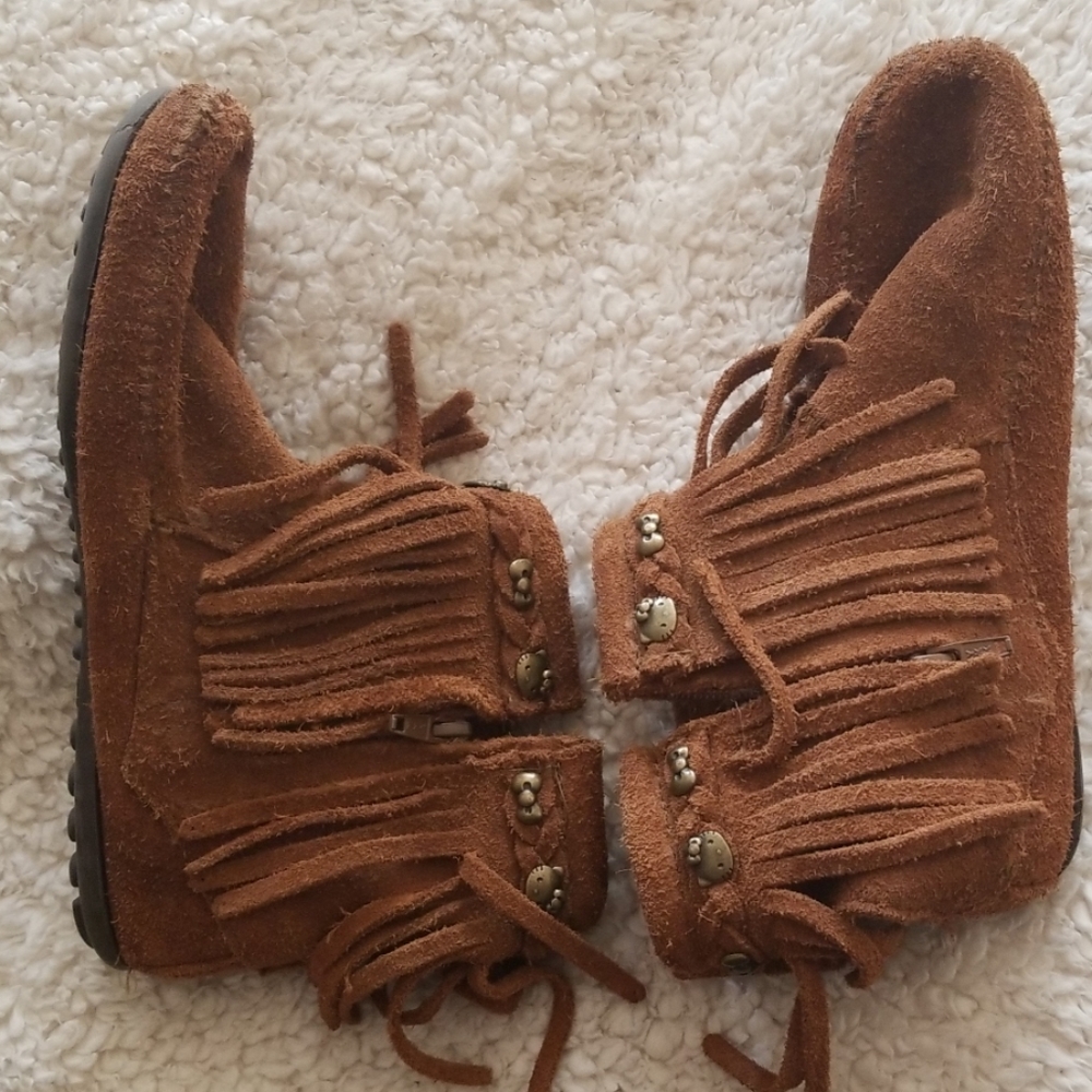 Limited Edition Minnetonka Boots - Picture 3 of 6